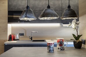 Kylskåp, mikrovågsugn, spishäll och diskmaskin