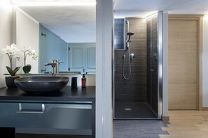 Een douche, een bubbelbad, een haardroger, een bidet