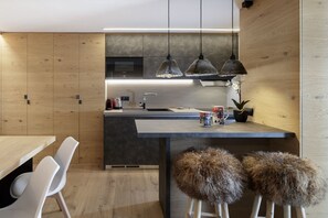 Kühlschrank, Mikrowelle, Herdplatte, Geschirrspüler