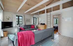 TV, fireplace - Amazing home in Ulfborg with WiFi (Ulfborg)