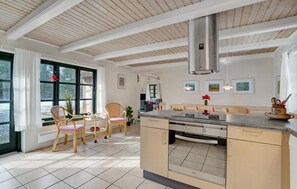 Microwave, stovetop, dishwasher, coffee/tea maker - Amazing home in Ulfborg with WiFi (Ulfborg)