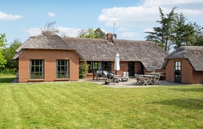 Outdoor dining - Amazing home in Ulfborg with WiFi (Ulfborg)