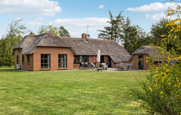 Exterior - Amazing home in Ulfborg with WiFi (Ulfborg)