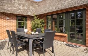 Outdoor dining - Amazing home in Ulfborg with WiFi (Ulfborg)