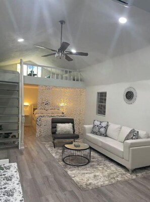 Smart TV, chimenea y libros 