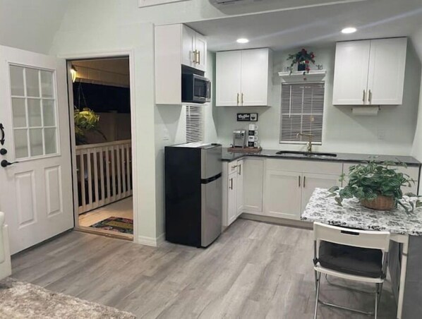 Refrigerador, microondas, parrilla de estufa y cafetera y tetera 