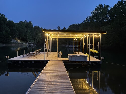 LAKE FRONT - New Build, No Steps to Lake, Quiet Cove, Big Creek -Seasonal Water