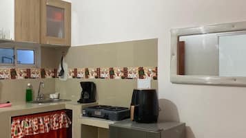Habitación doble económica | Decoración personalizada, muebles diferentes y escritorio