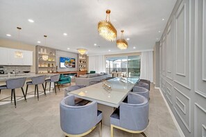 Deluxe House, Multiple Bedrooms, Private Pool | In-room dining - Phillips 8Bed Family Friendly Retreat (Davenport)