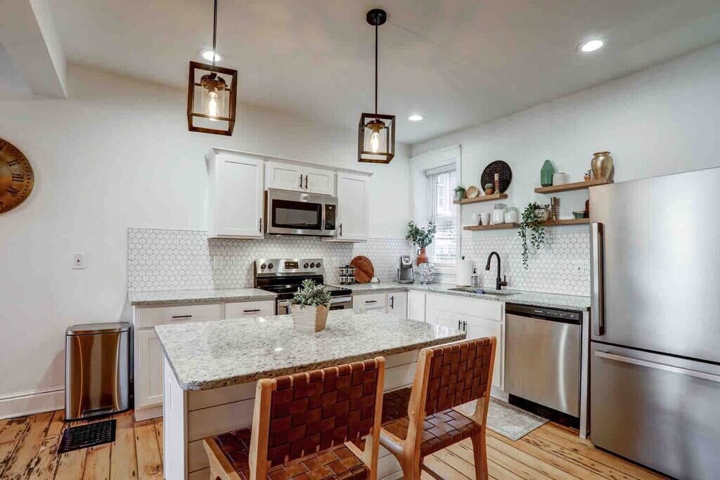 Jääkaappi, mikroaaltouuni, uuni, liesi