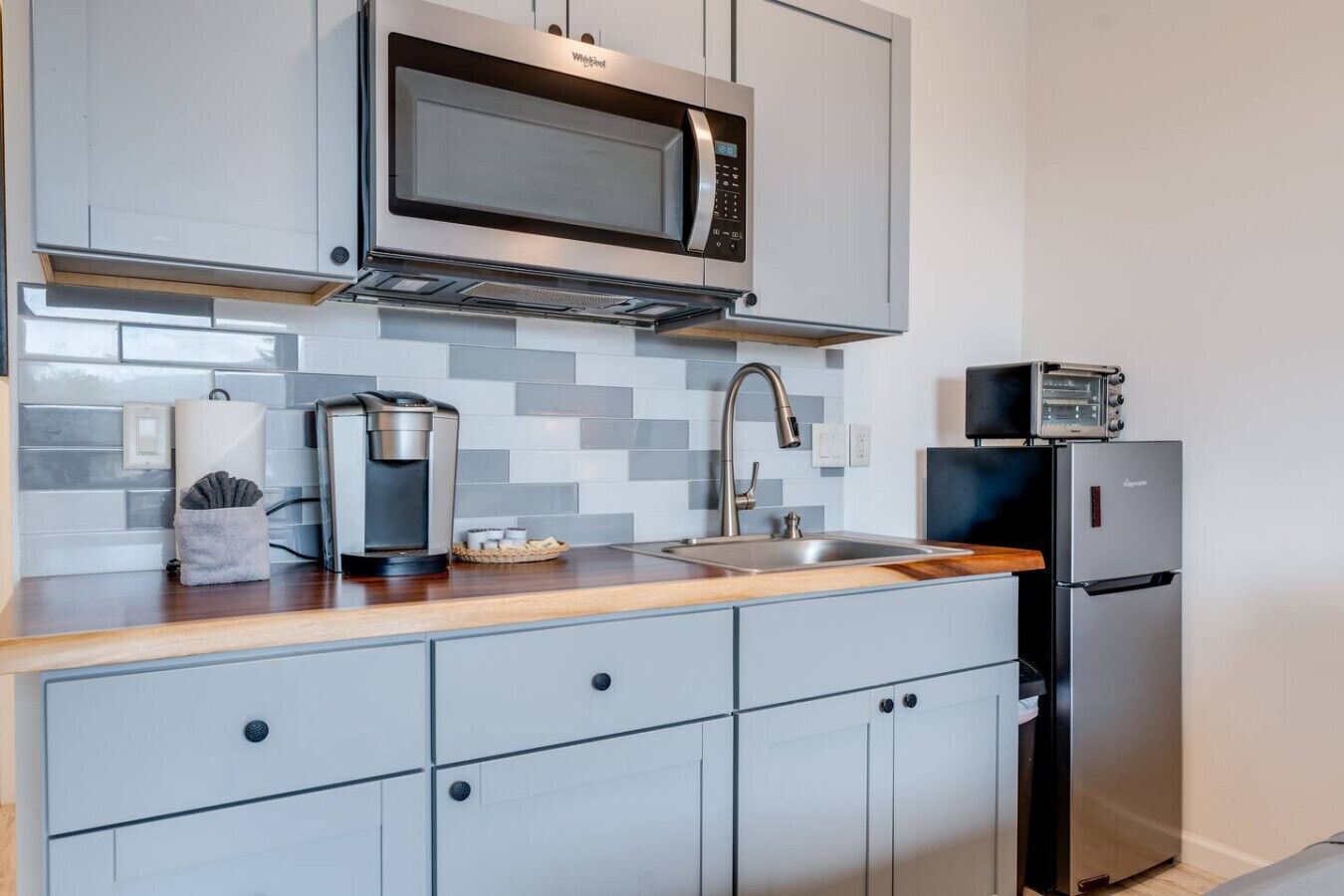 冷蔵庫、電子レンジ、コーヒー / ティーメーカー、トースター