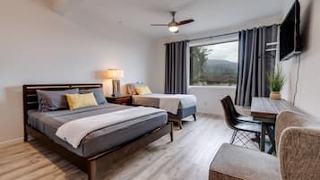 Työpöytä, silitysrauta/-lauta, vauvan matkasänky, Wi-Fi