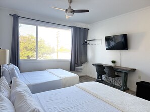 1 slaapkamer, een bureau, een strijkplank/strijkijzer, reisbedje