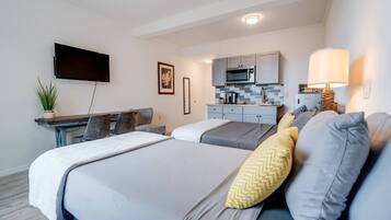 Työpöytä, silitysrauta/-lauta, vauvan matkasänky, Wi-Fi