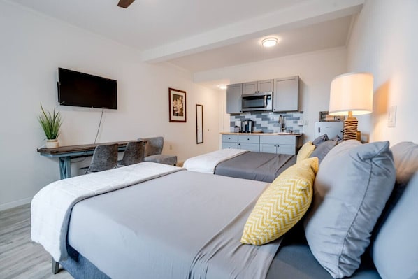 書桌、熨斗/熨衫板、可攜式嬰兒床、Wi-Fi