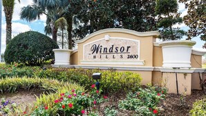 Un panneau indiquant l’entrée de Windsor Hills, avec un jardin aménagé devant.