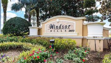 Un panneau indiquant l’entrée de Windsor Hills, avec un jardin aménagé devant.