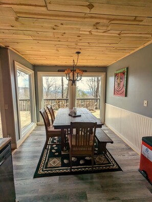 Dining - Charming cabin with spectacular views (Jasper)