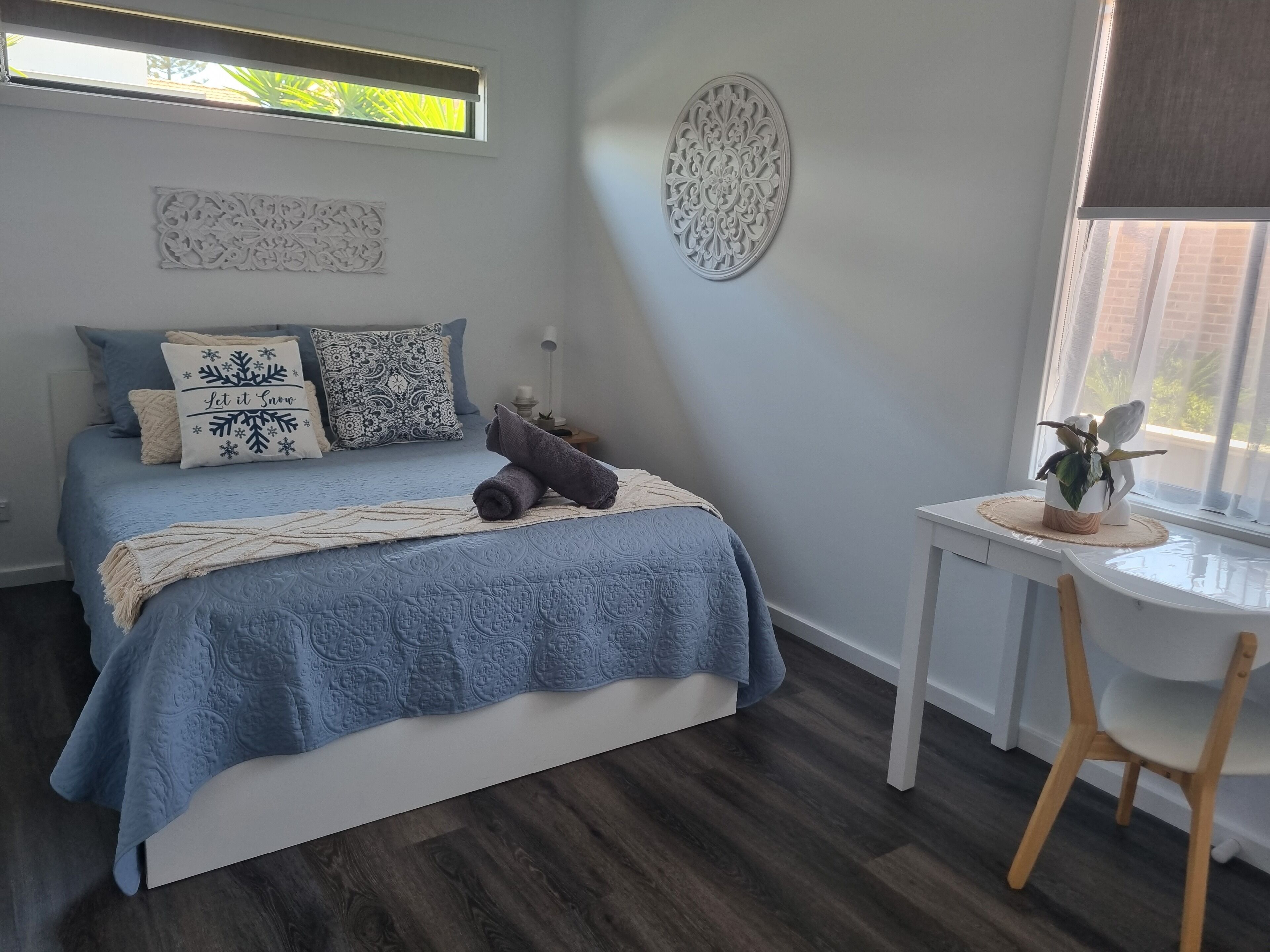 2 室のベッドルーム、デスク、アイロン / アイロン台、旅行用ベビーベッド