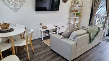 Smart-TV, DVD-spiller og bøker