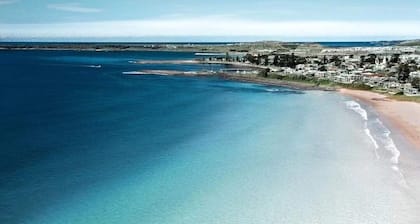 Blue Beach House - dog friendly. Walk to Beach, lake. Fish surf swim SUP dive