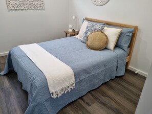 2 chambres, bureau, fer et planche à repasser, lit parapluie