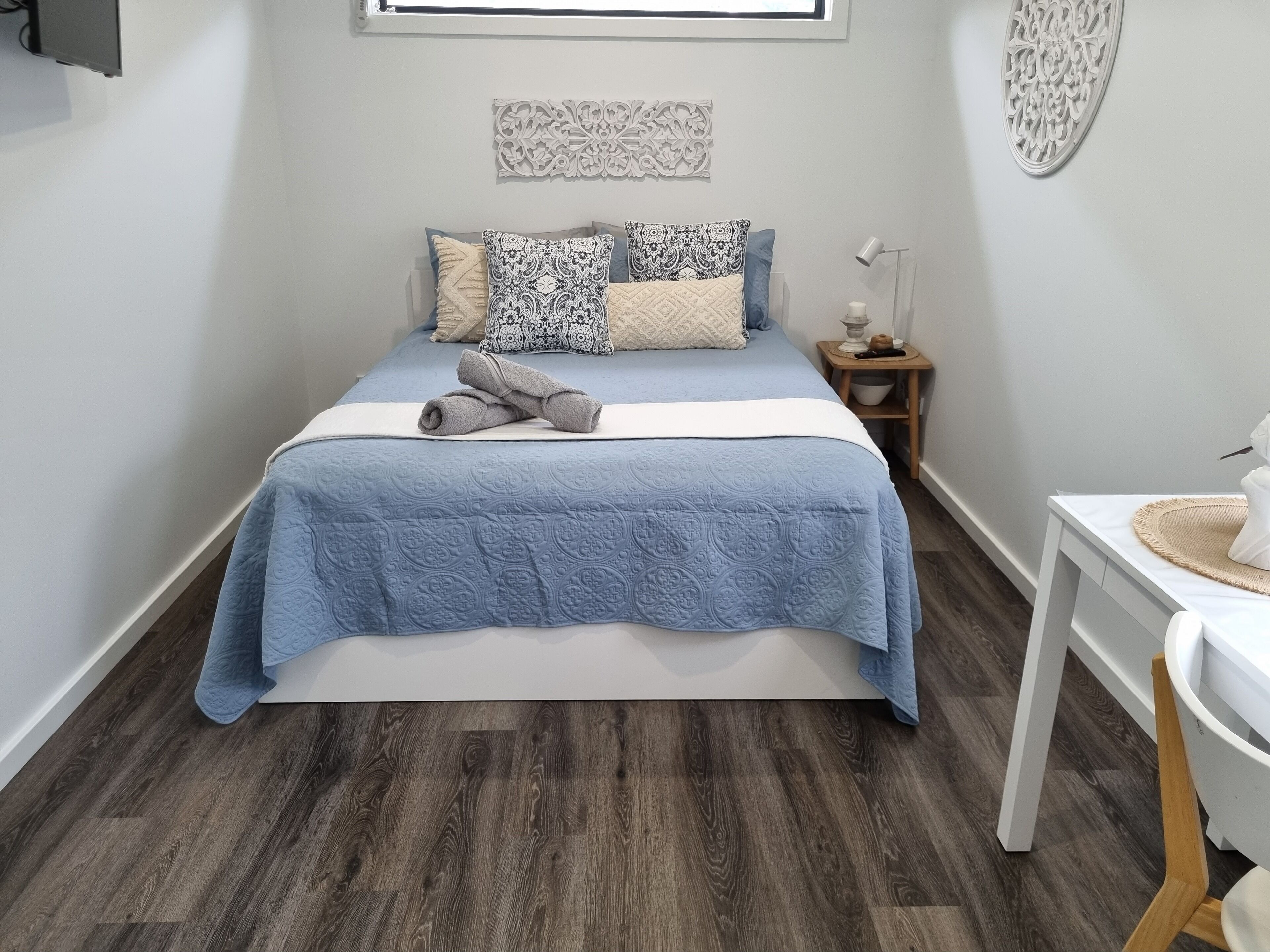 2 bedrooms, desk, iron/ironing board, travel cot