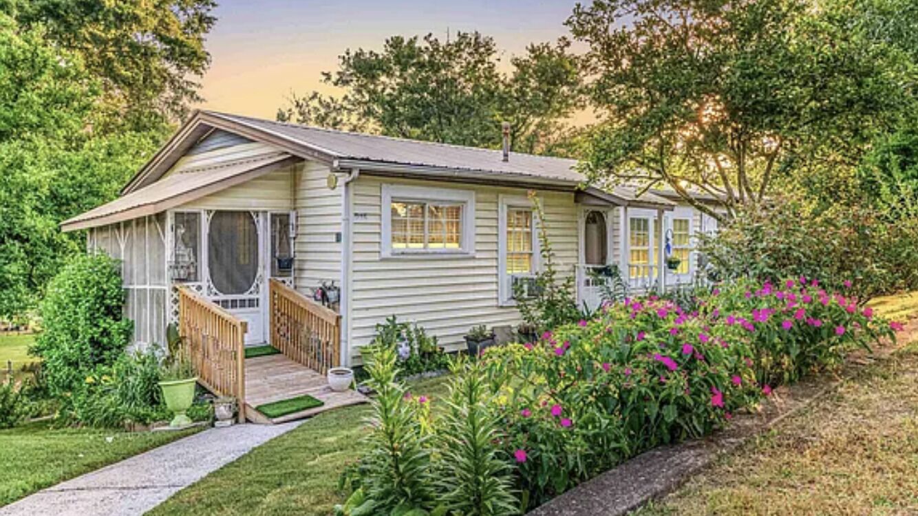 Get comfy and cozy in this cute cottage in Calhoun!