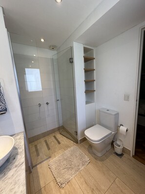 Douche, sèche-cheveux, bidet, serviettes fournies