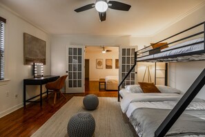 4 chambres, coffres-forts dans les chambres, bureau