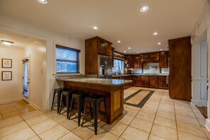 Køleskab, mikrobølgeovn, ovn, kogeplade