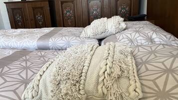 9 Schlafzimmer, Schreibtisch, Reisekinderbett, kostenloses WLAN