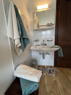 Dusche, Haartrockner, Bidet, Handtücher