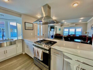 Fridge, microwave, oven, stovetop - Luxurious Penthouse with Bay View in Old Town Tacoma (Tacoma)