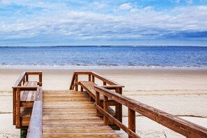 På stranden