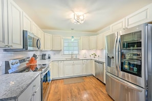 Fridge, microwave, stovetop, dishwasher