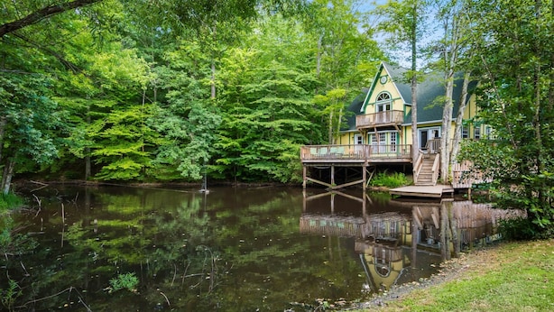 A lakeside cabin with a deck and a dock extending into the water. - 3 BR/3.5 BA w/ Hot Tub & 12 min drive to Ash Cave (New Plymouth)