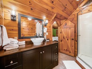 Badewanne, Haartrockner, Handtücher