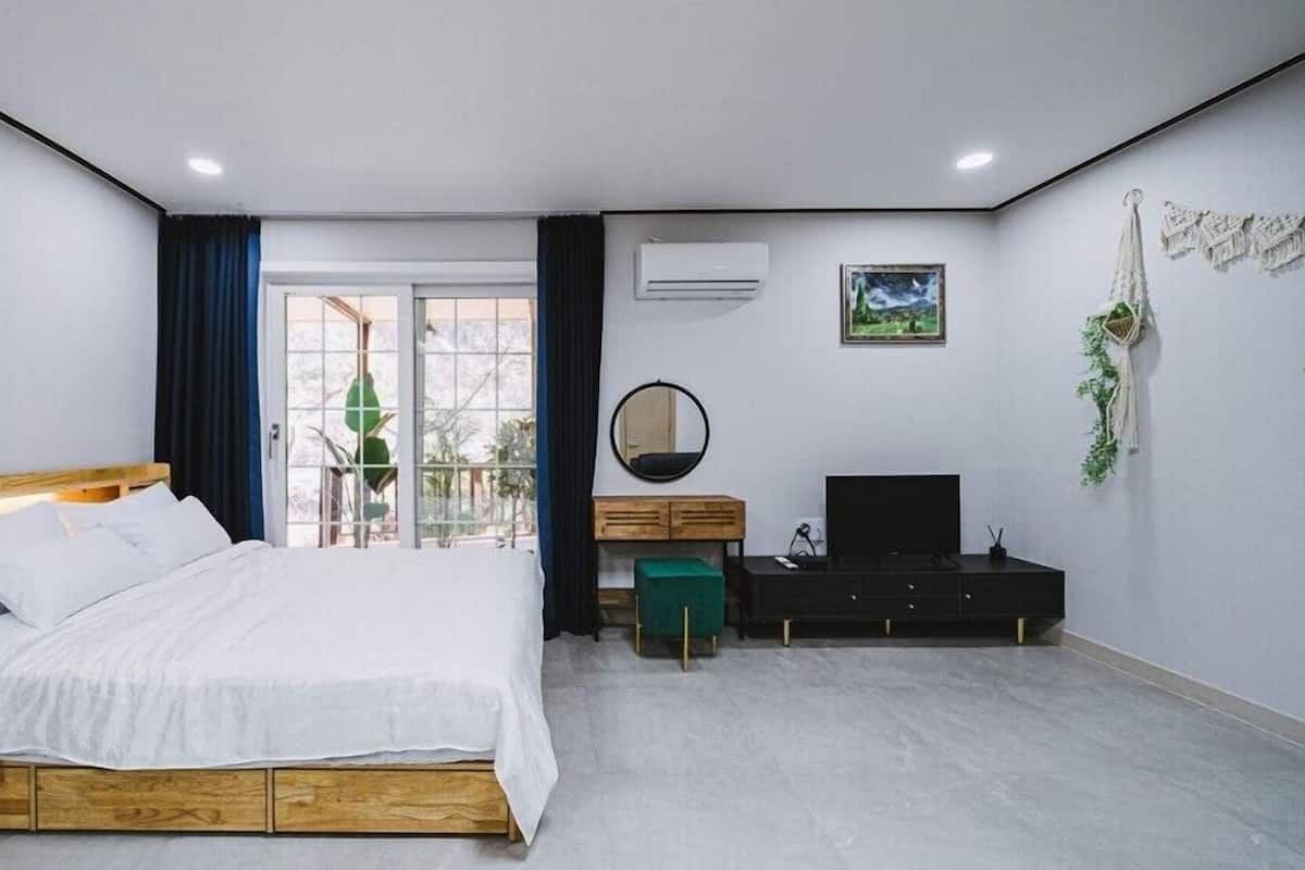 Room (TWELVE)