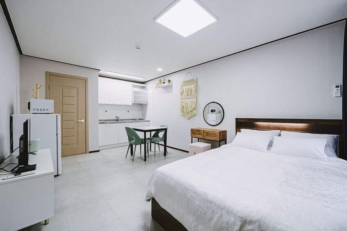 Room (SEVEN)