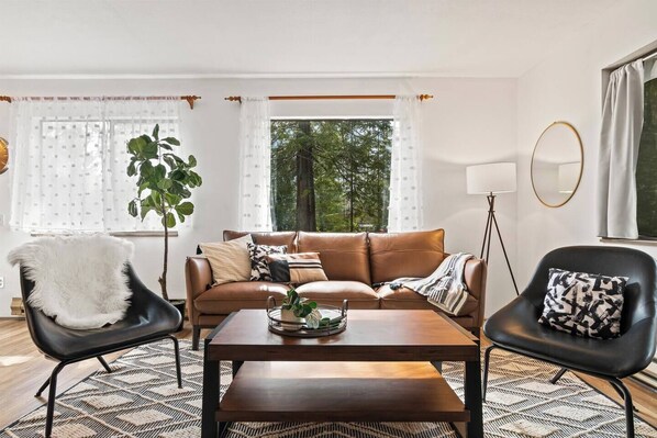 Smart TV, fireplace, DVD player, books - Cozy Cabin | Firepit | Hood Canal | ONP (Hoodsport)