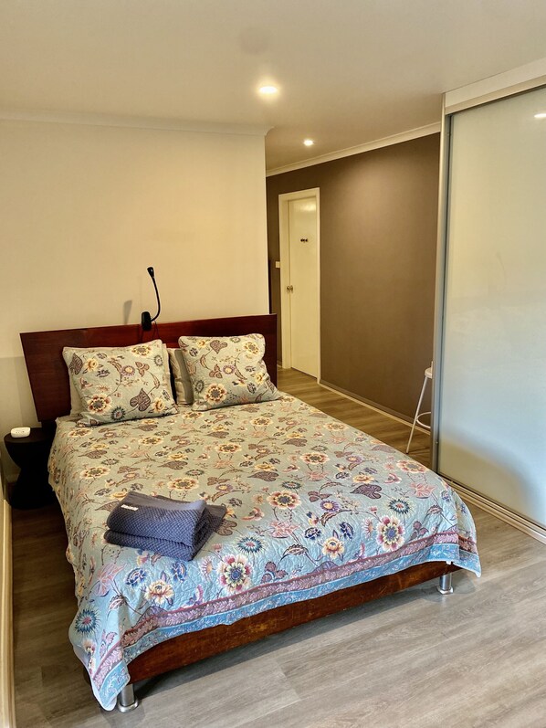 1 soverom, skrivebord, strykejern/-brett og wi-fi (inkludert)