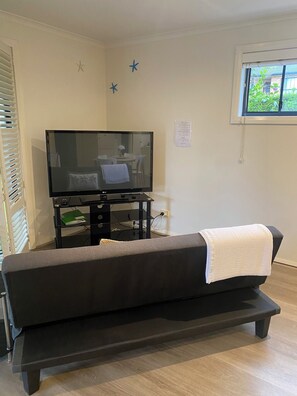 Smart TV - Clean, Private Studio | 5-Min Drive to Beaches | Ideal for Couples & Work Stays (Port Macquarie)