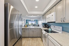 Kjøleskap, mikrobølgeovn, ovn og kokeplater