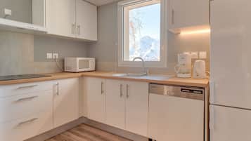 Een koelkast, een magnetron, een oven, een kookplaat