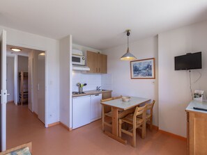 Fridge, microwave, oven, stovetop - Studio à 400 mètres des pistes + accès spa à 100m (Germ-Peyragudes)