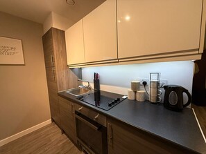 Frigorifero, forno, piano cottura, tostapane