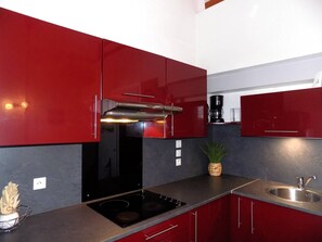 Kühlschrank, Toaster, Kochgeschirr/Geschirr/Besteck