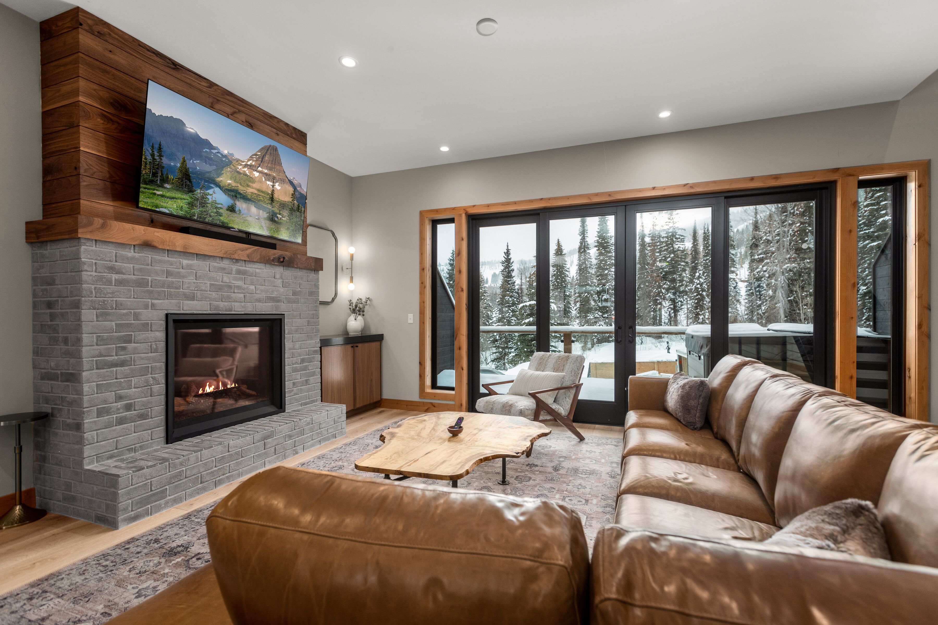 Télévision, cheminée, table de tennis de table