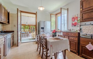 ثلاجة، موقد طهي مسطح، غسالة أطباق